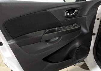 Подержанный автомобиль Renault Kaptur 2017 года (19 фото)