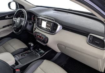Подержанный автомобиль Kia Sorento 2018 года (13 фото)