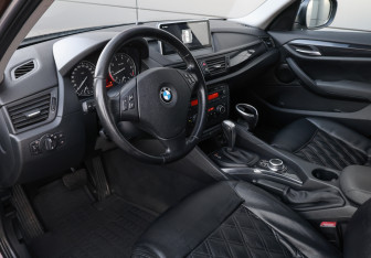 Подержанный автомобиль BMW X1 2011 года (15 фото)