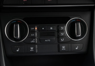 Подержанный автомобиль Audi Q3 2015 года (17 фото)