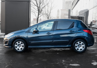 Подержанный автомобиль Peugeot 308 Hatchback 2012 года (8 фото)