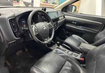 Подержанный автомобиль Mitsubishi Outlander 2013 года (11 фото)