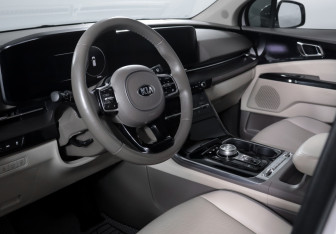 Подержанный автомобиль Kia Carnival 2020 года (14 фото)