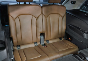 Подержанный автомобиль Audi Q7 2015 года (12 фото)