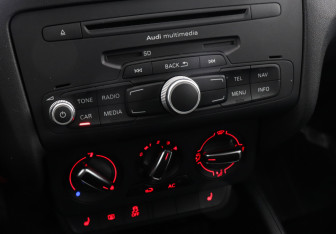 Подержанный автомобиль Audi A1 2014 года (13 фото)