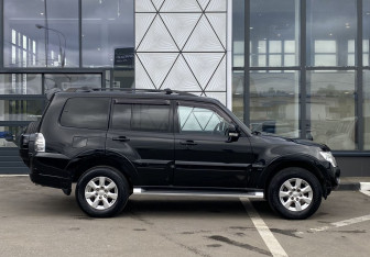 Подержанный автомобиль Mitsubishi Pajero 2013 года (4 фото)
