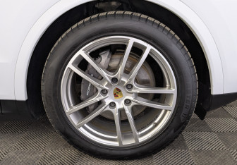 Подержанный автомобиль Porsche Cayenne 2018 года (12 фото)