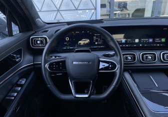Подержанный автомобиль Jaecoo J8 2024 года (15 фото)