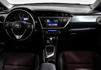 Подержанный автомобиль Toyota Auris Hatchback 2014 года (12 фото)
