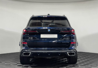 Подержанный автомобиль BMW X5 2025 года (4 фото)