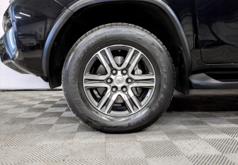 Подержанный автомобиль Toyota Fortuner 2019 года (18 фото)