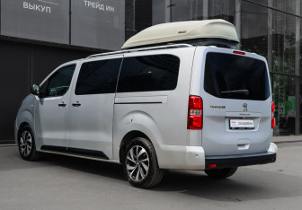 Подержанный автомобиль Peugeot Traveller 2020 года (6 фото)