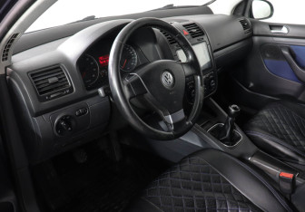 Подержанный автомобиль Volkswagen Golf Hatchback 2006 года (5 фото)