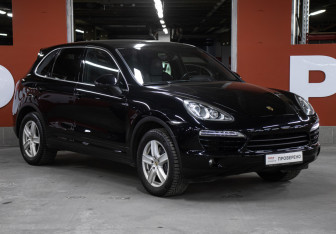 Подержанный автомобиль Porsche Cayenne 2011 года (3 фото)