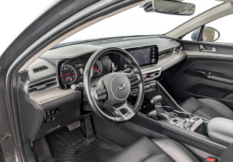 Подержанный автомобиль Kia K5 2020 года (16 фото)