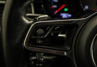 Подержанный автомобиль Porsche Macan 2016 года (11 фото)