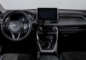 Подержанный автомобиль Toyota RAV4 2022 года (12 фото)