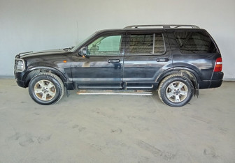 Подержанный автомобиль Ford Explorer 2003 года (7 фото)