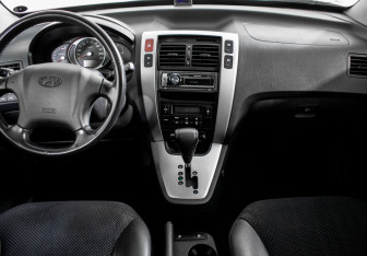 Подержанный автомобиль Hyundai Tucson 2007 года (12 фото)