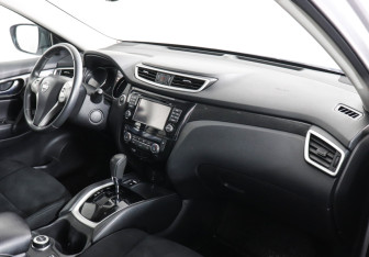 Подержанный автомобиль Nissan X-Trail 2017 года (10 фото)