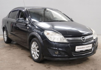 Подержанный автомобиль Opel Astra Sedan 2013 года (3 фото)
