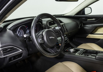 Подержанный автомобиль Jaguar XE 2015 года (10 фото)