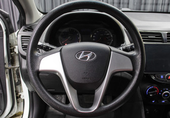 Подержанный автомобиль Hyundai Solaris Sedan 2011 года (17 фото)