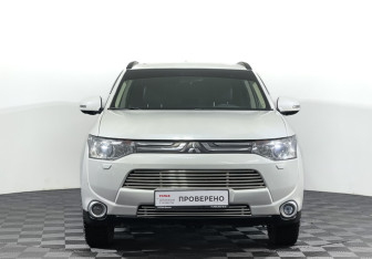 Подержанный автомобиль Mitsubishi Outlander 2013 года (2 фото)