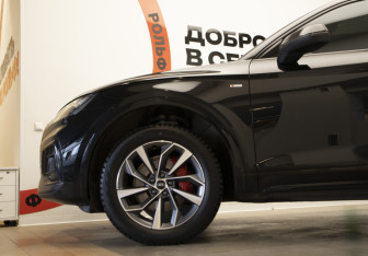 Подержанный автомобиль Audi Q5 2024 года (38 фото)