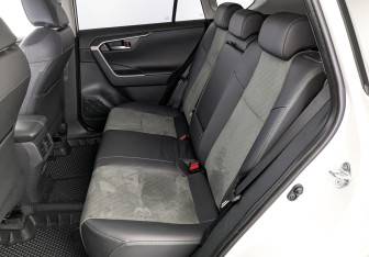 Подержанный автомобиль Toyota RAV4 2024 года (18 фото)