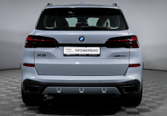 Подержанный автомобиль BMW X5 2025 года (6 фото)