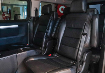 Подержанный автомобиль Peugeot Traveller 2018 года (10 фото)