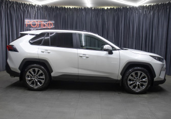 Подержанный автомобиль Toyota RAV4 2022 года (4 фото)