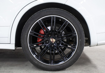 Подержанный автомобиль Porsche Cayenne 2014 года (28 фото)