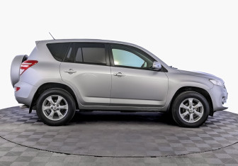 Подержанный автомобиль Toyota RAV4 2012 года (4 фото)