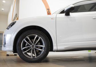 Подержанный автомобиль Audi Q3 2023 года (33 фото)