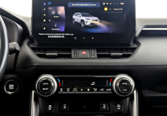 Подержанный автомобиль Toyota RAV4 2024 года (15 фото)