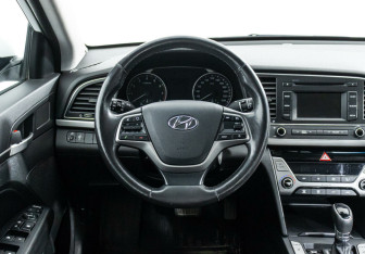 Подержанный автомобиль Hyundai Elantra Sedan 2017 года (8 фото)