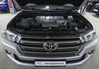 Подержанный автомобиль Toyota Land Cruiser Suv 2017 года (9 фото)