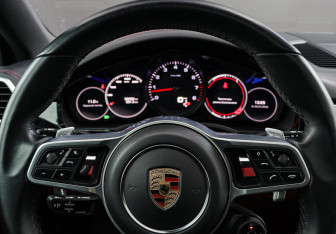 Подержанный автомобиль Porsche Cayenne 2020 года (45 фото)