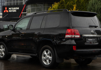 Подержанный автомобиль Toyota Land Cruiser Suv 2010 года (22 фото)