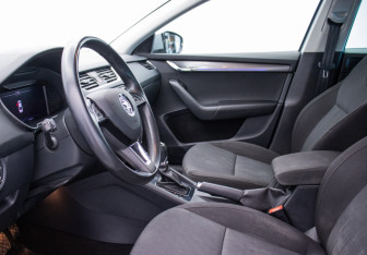 Подержанный автомобиль Skoda Octavia Liftback 2019 года (10 фото)