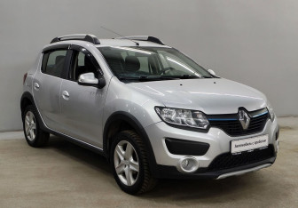 Подержанный автомобиль Renault Sandero 2016 года (3 фото)