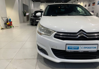 Подержанный автомобиль Citroen C4 Hatchback 2011 года (9 фото)