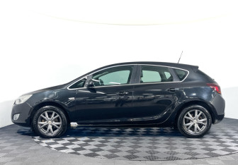 Подержанный автомобиль Opel Astra Hatchback 2011 года (8 фото)