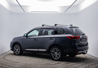 Подержанный автомобиль Mitsubishi Outlander 2018 года (3 фото)