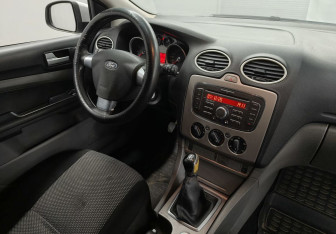 Подержанный автомобиль Ford Focus Hatchback 2010 года (10 фото)