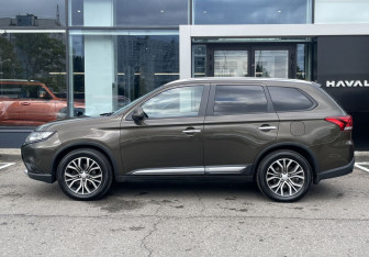 Подержанный автомобиль Mitsubishi Outlander 2015 года (8 фото)