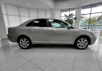 Подержанный автомобиль Toyota Avensis Sedan 2004 года (4 фото)
