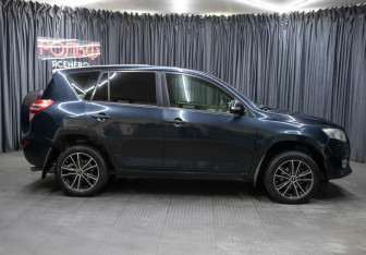 Подержанный автомобиль Toyota RAV4 2011 года (4 фото)